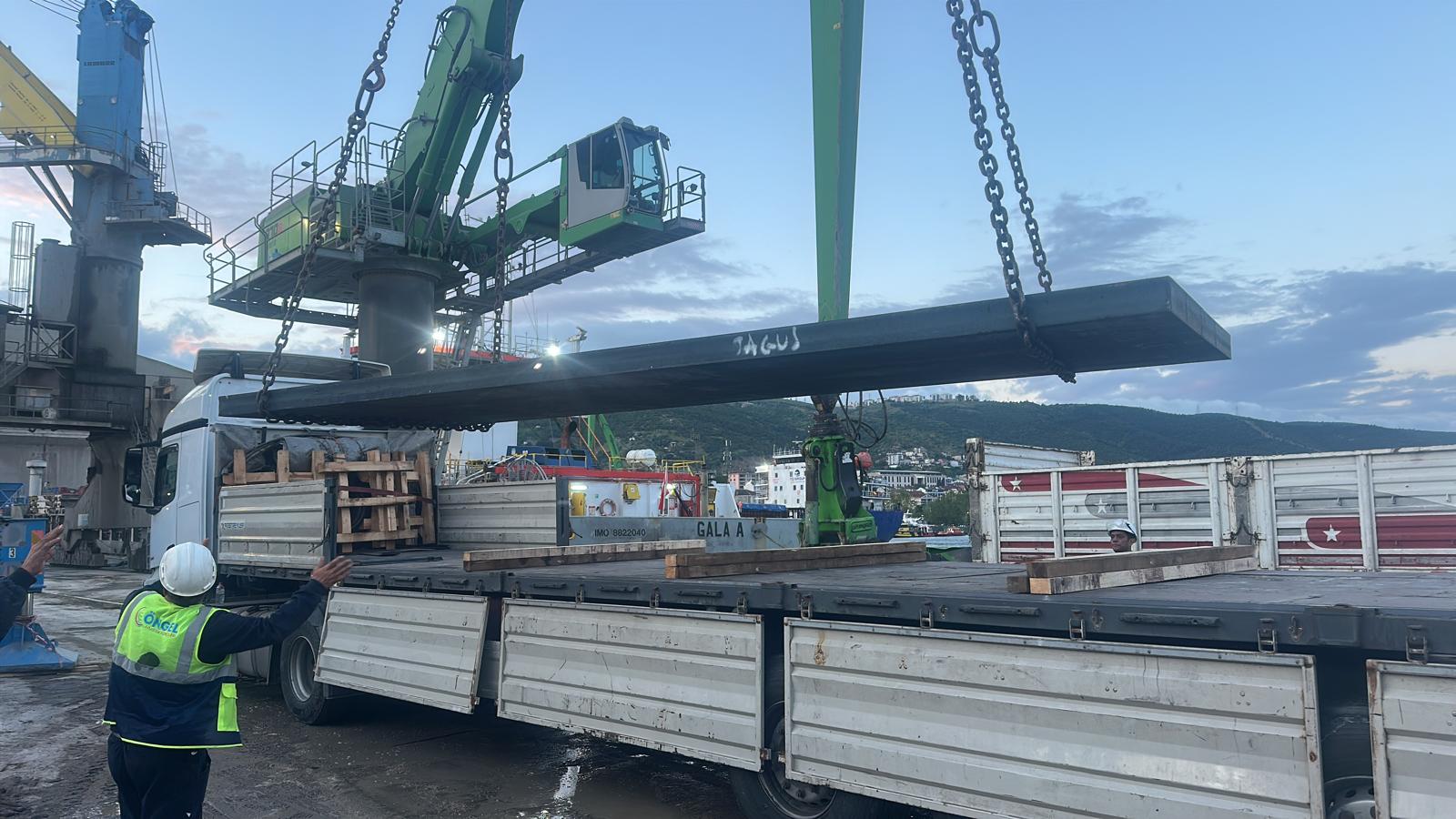Container loading with ship crane