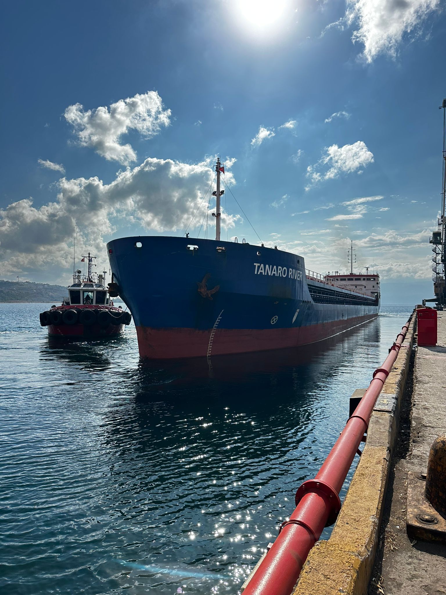 M/V TANARO RIVER with tugboat